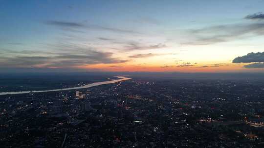 4K航拍夕阳下老挝首都万象城市风光