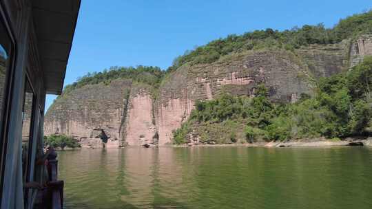 乘船游览山水风光