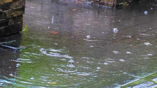 城市马路道路下雨天雨水雨滴大自然风景风光