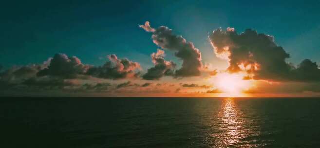 云遮住了海上的太阳