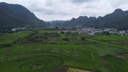 航拍贵州兴义万峰林纳灰村田园大地之眼风光