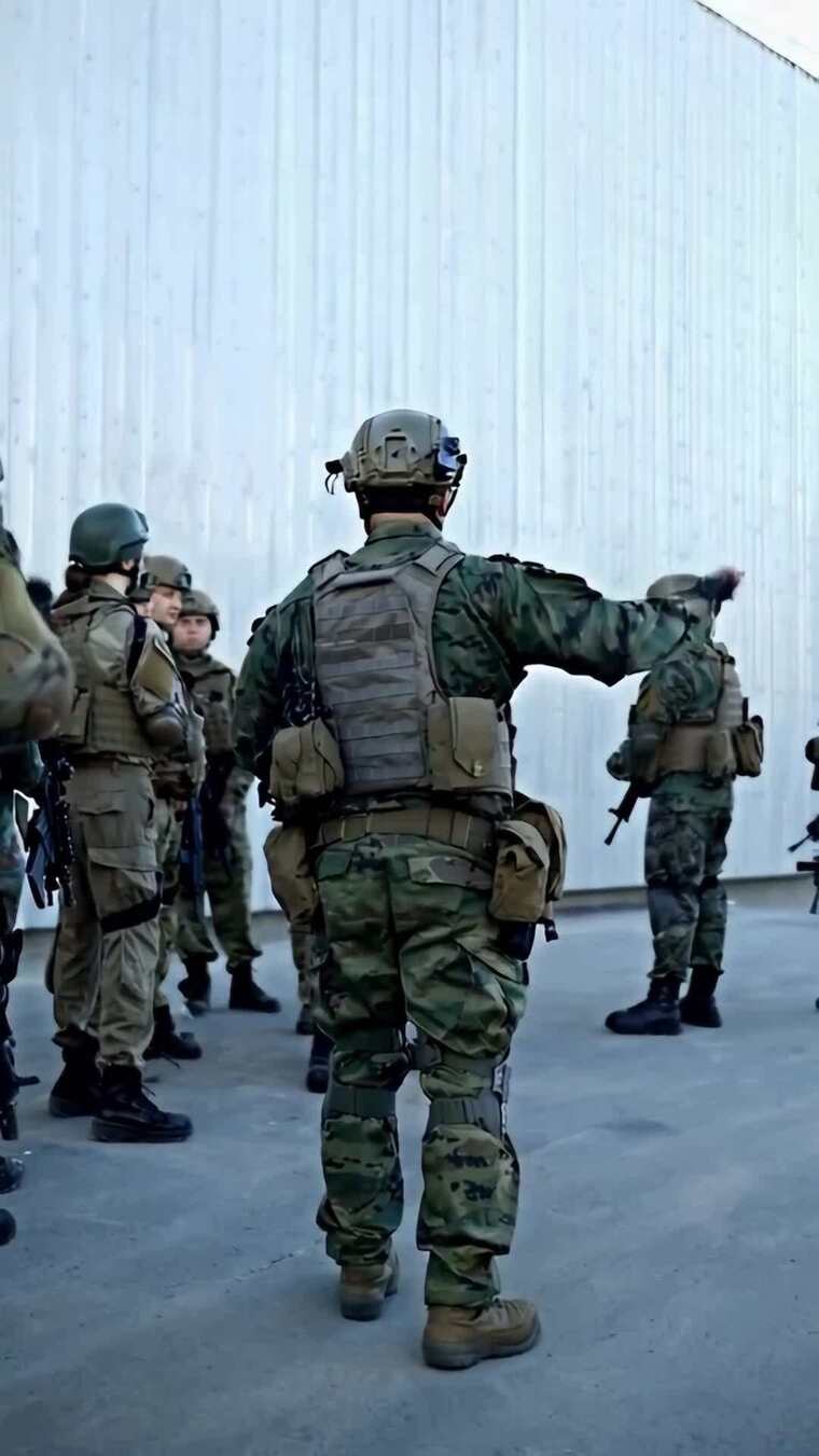 军人户外指挥训练场景