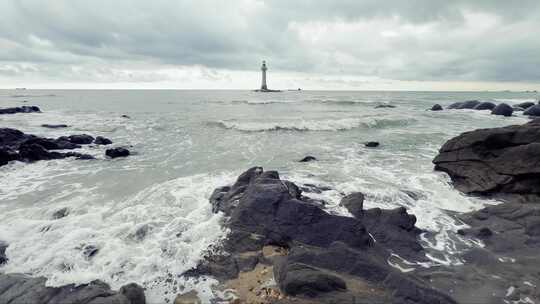 大海边的岩石海浪