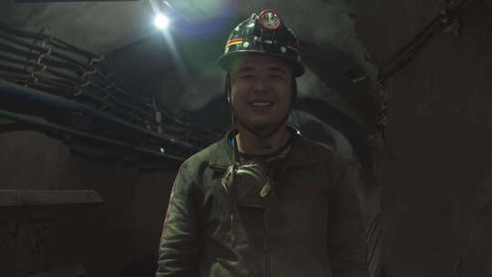 开采煤矿矿工的笑脸视频素材模板下载