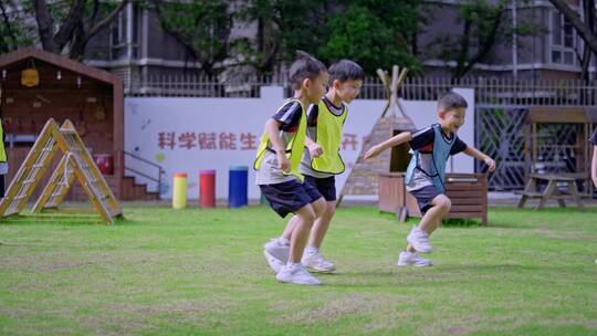 幼儿园小孩子一起踢足球4k视频素材模板下载