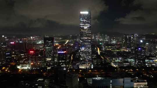 夜晚加班写字楼大厦里的灯光