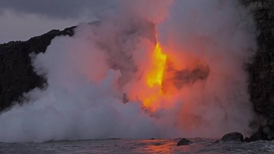 熔岩流入海洋并冒出大量蒸汽视频素材模板下载