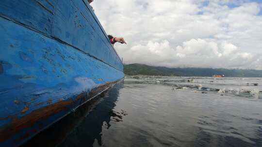 泸沽湖水中视角的猪槽船与水性杨花视频素材模板下载
