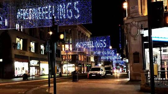 圣诞节夜晚布满灯光的街头
