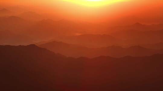 伏牛山群山层峦叠嶂唯美日出