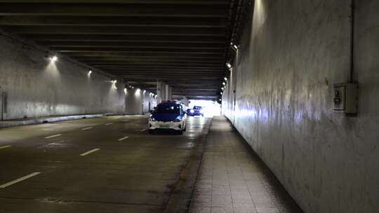 隧道车流，城市地下通道。
