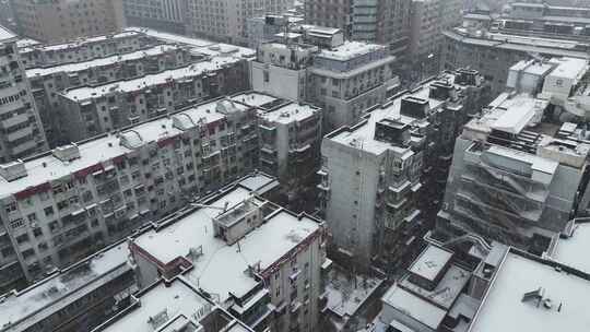 航拍陕西省西安市大雪中的西安钟楼街道风景