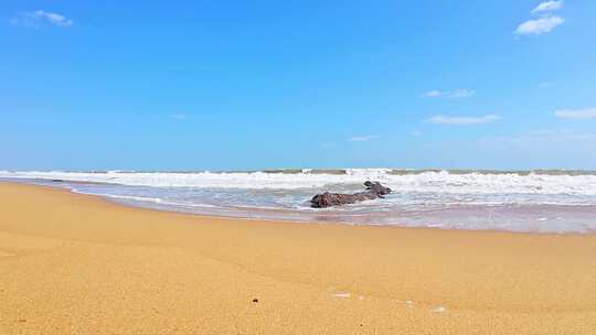 海南省万宁市山钦湾金色沙滩上奔腾的海浪