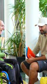 残疾男子在大学与朋友交谈高清在线视频素材下载