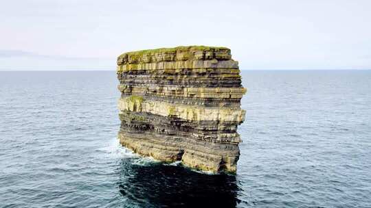 海上孤立岩石自然景观