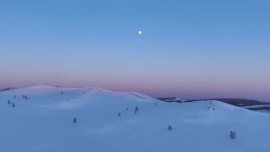 大兴安岭自然风光丘陵雪景天空月光暮色