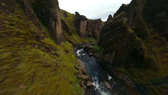 4k冰岛治愈美景穿越机在悬崖边穿行