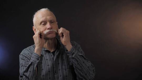 老年男性用手触摸长胡子视频素材模板下载