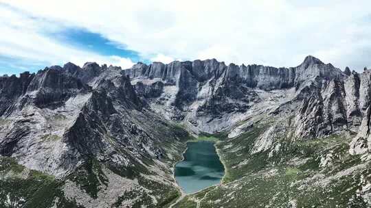蓝天白云下莲宝叶则山谷中的扎尕尔错湖