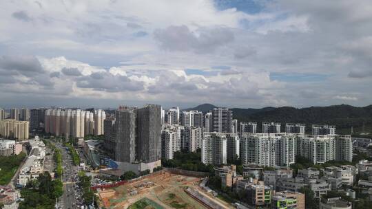 蓝天白云下的城市景观