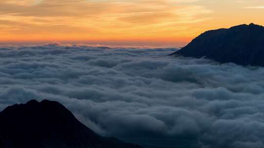 清晨云海日出云层山顶山林山峰云雾缭绕风景