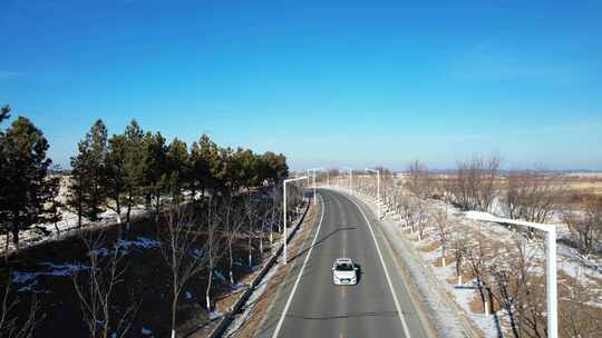 冬季空旷道路上行驶的汽车东北 道路 航拍