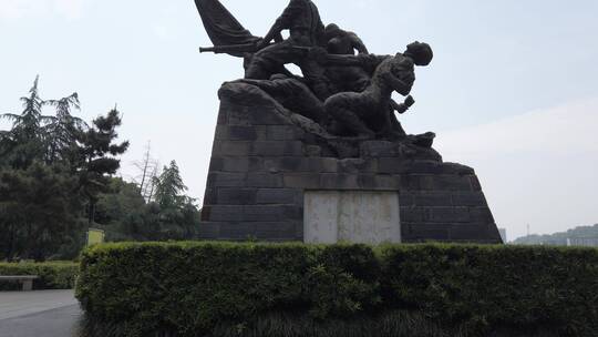 衡阳保卫战冲锋扔手榴弹抗战雕塑塑像