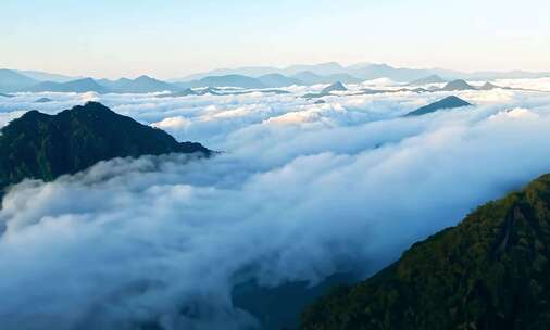 壮观的云海景观与连绵起伏的群山