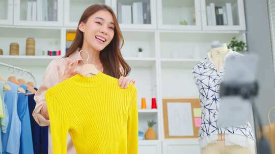 亚洲美女在家在线直播卖布艺产品。视频素材模板下载