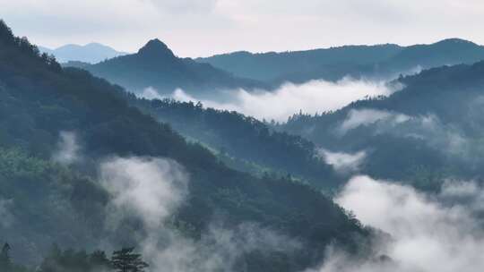 乡村群林间云雾缭绕穿梭山峦叠嶂川海大自然