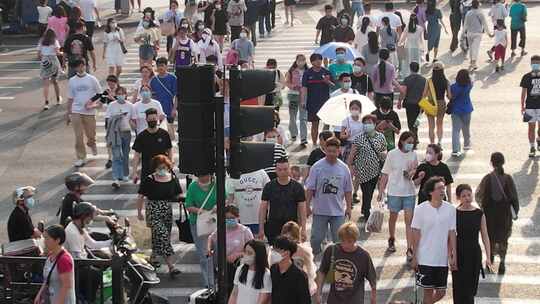 大城市行人过马路特写视频素材模板下载