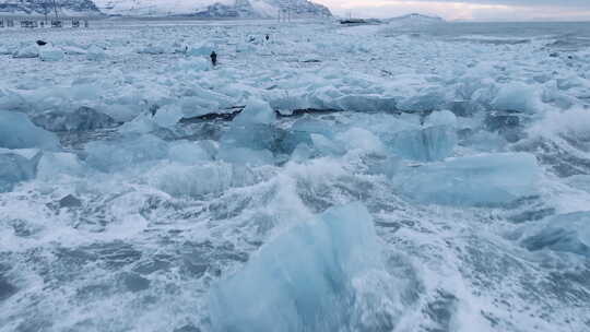 航拍冰川的河流视频素材模板下载