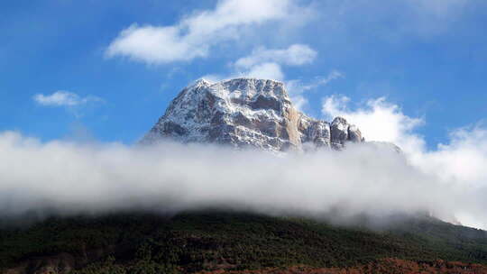 航拍雪山云雾环绕风景