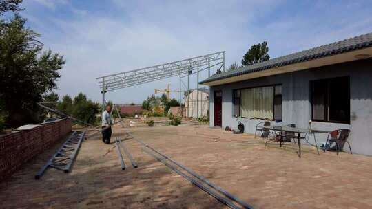 乡村户外房屋旁搭建金属架场景