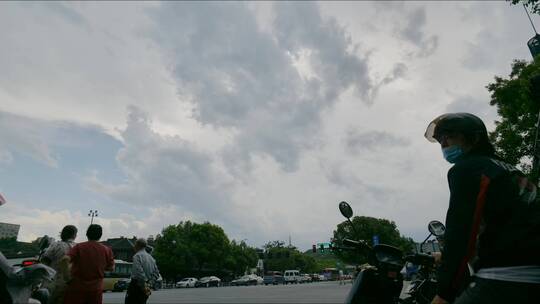 杭州暴风雨来临之前的云雾延时