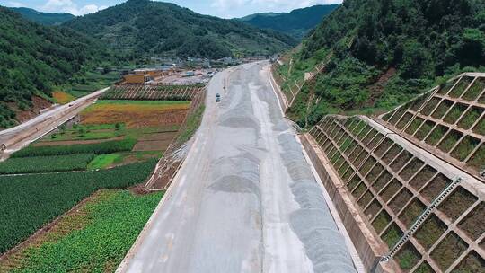 公路视频山区高速公路堆满混凝土施工工地