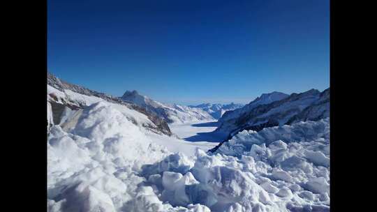 冬季蓝色天空巍峨雪山风光摄影