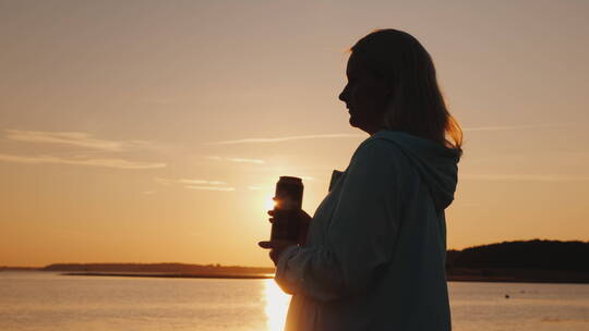 孤独的女人站在栅栏边看着日落视频素材模板下载