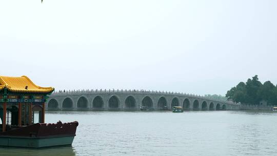 北京颐和园昆明湖上十七孔桥