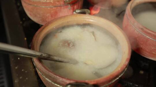 砂锅熬煮白米粥
