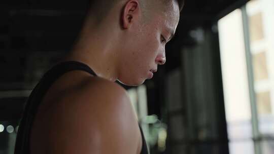 年轻男人在健身房锻炼身体汗水努力背影
