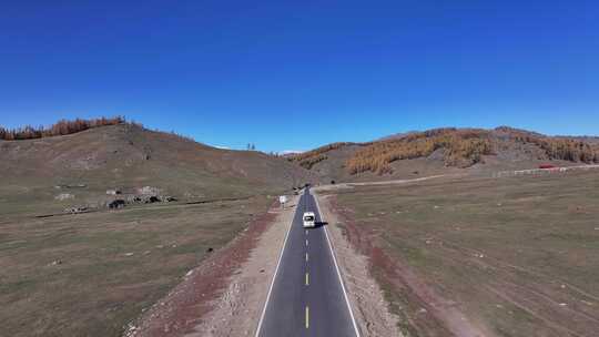 禾木盘山公路秋景