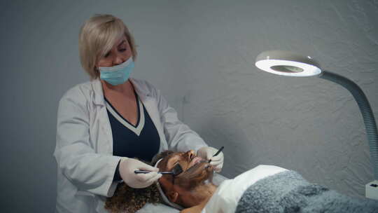 美容师在健康诊所面部皮肤嫩肤中应用碳面膜