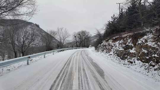 【原创】开车行驶在雪地公路上 下雪开车