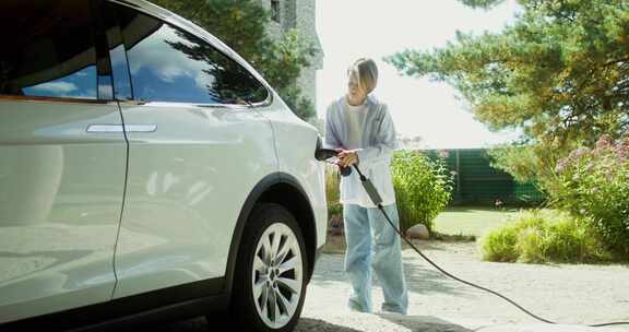 汽车充电，电动车，女人，停车