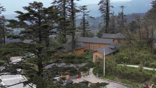 山林间木屋风景