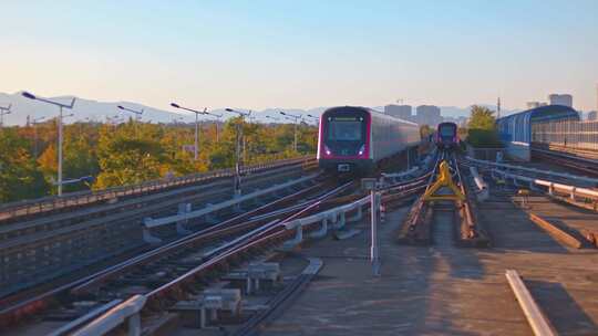 黄昏列车驶过中国经济发展铁路建设视频素材模板下载