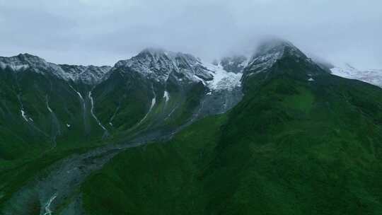 航拍四川甘孜海螺沟景区扇子山雪山草甸风光