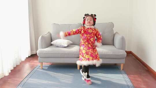 漂亮可爱小女孩在沙发前开心跳舞视频素材模板下载