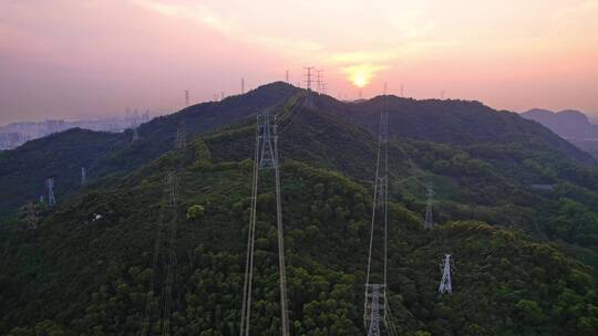 山丘上的高压输电线塔夕阳下航拍视频素材模板下载